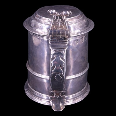 Lot 780 - A William III silver lidded tankard, of...