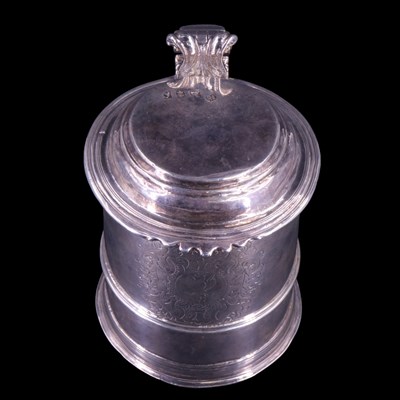 Lot 780 - A William III silver lidded tankard, of...