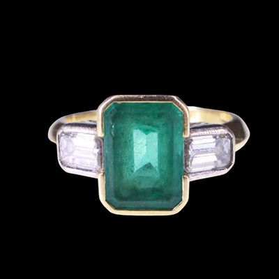 Lot 968 - An impressive Art Deco style emerald and...