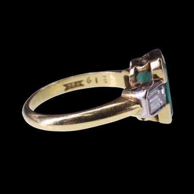 Lot 968 - An impressive Art Deco style emerald and...