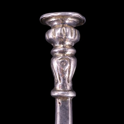 Lot 1103 - An early 17th Century silver seal-top spoon,...