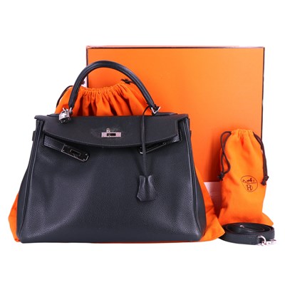 Lot 935 - A Hermes Kelly II 32 green calfskin handbag,...
