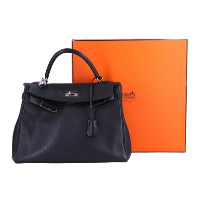 Lot 935 - A Hermes Kelly II 32 green calfskin handbag,...