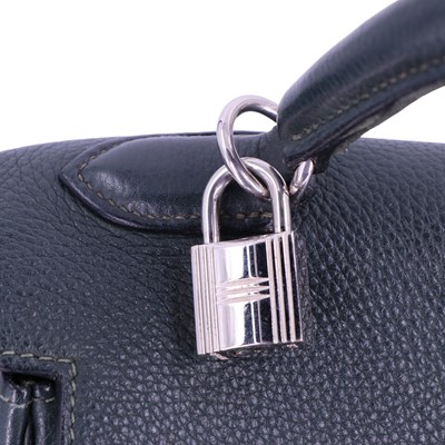 Lot 935 - A Hermes Kelly II 32 green calfskin handbag,...