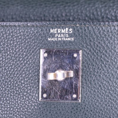 Lot 935 - A Hermes Kelly II 32 green calfskin handbag,...
