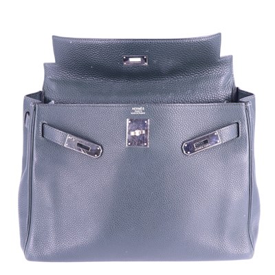 Lot 935 - A Hermes Kelly II 32 green calfskin handbag,...